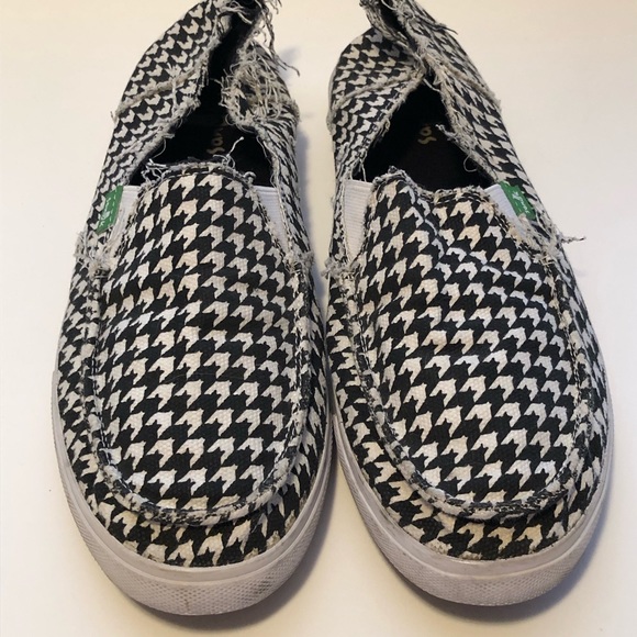 FINAL! SANUK BLACK & WHITE DISTRESSED FRINGE SLIP ONS - Picture 3 of 7